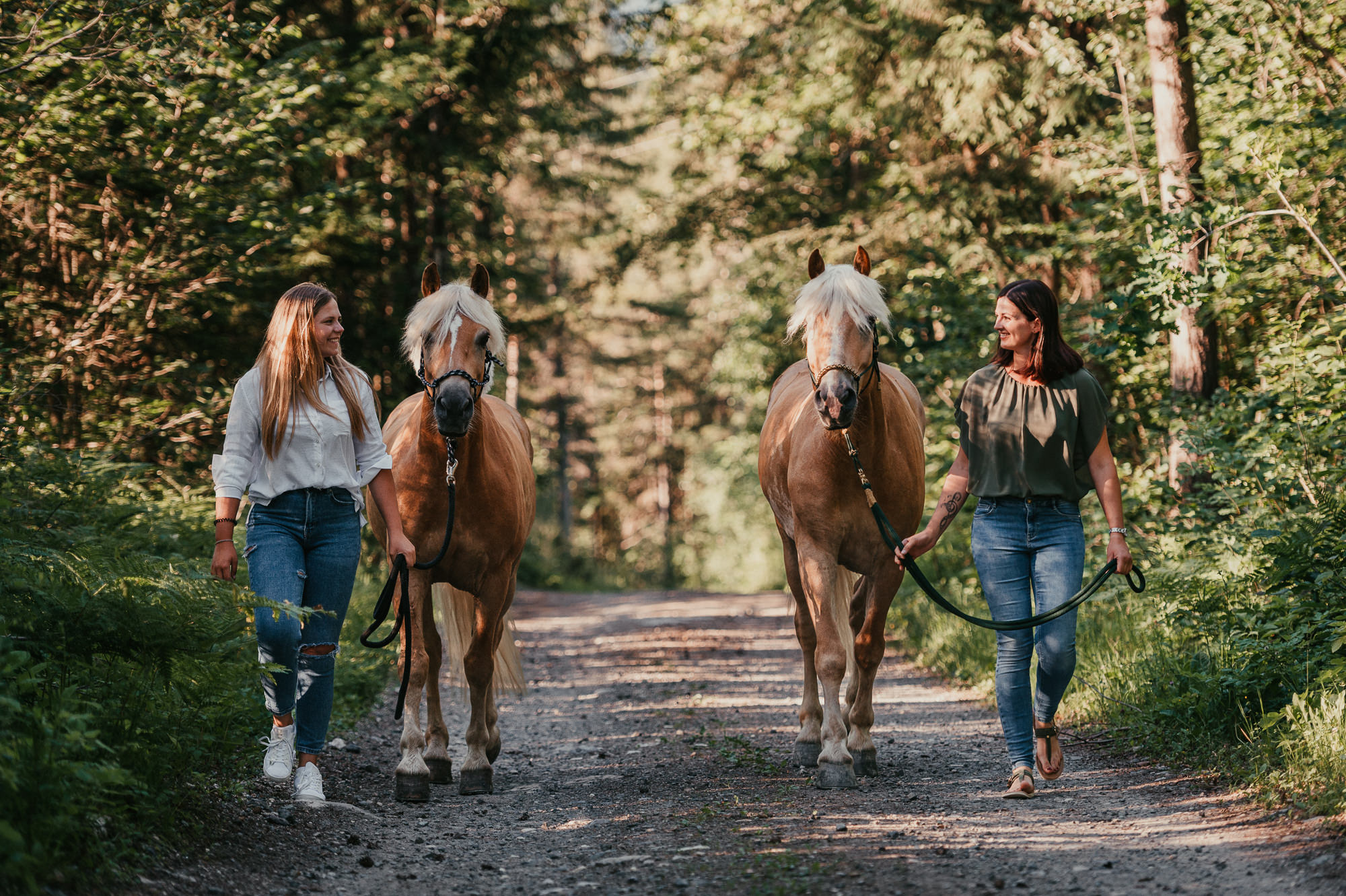 Freundinnen-Shooting mit Pferd im Rosental