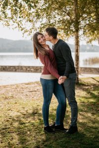 Pärchen küsst sich sich im Park während eines Paarshootings in Pörtschach am Wörthersee