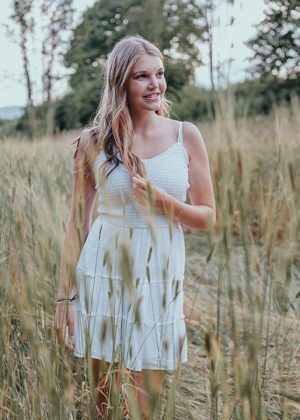 Portrait von Mädchen in weißem Kleid in einem Weizenfeld in Wernberg bei Villach