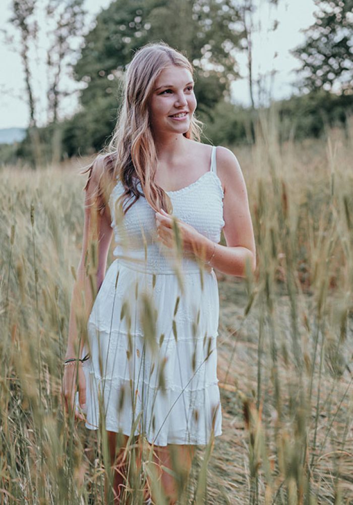 Portrait von Mädchen in weißem Kleid in einem Weizenfeld in Wernberg bei Villach