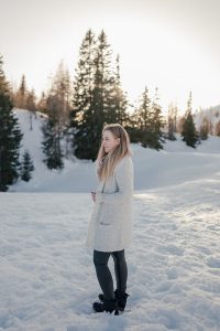 Portrait von Mädchen in Schneelandschaft am Dobratsch in Villach zum Sonnenuntergang