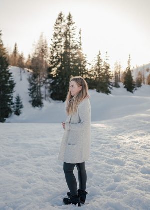Portrait von Mädchen in Schneelandschaft am Dobratsch in Villach zum Sonnenuntergang
